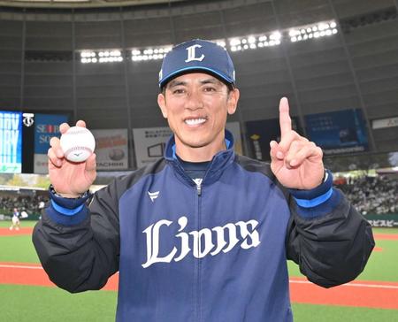 　監督初勝利のウイニングボールを手にポーズをとる松井監督