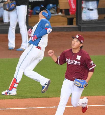 　３回、野村（左）を一ゴロに打ち取り、ガッツポーズする藤平（撮影・伊藤笙子）