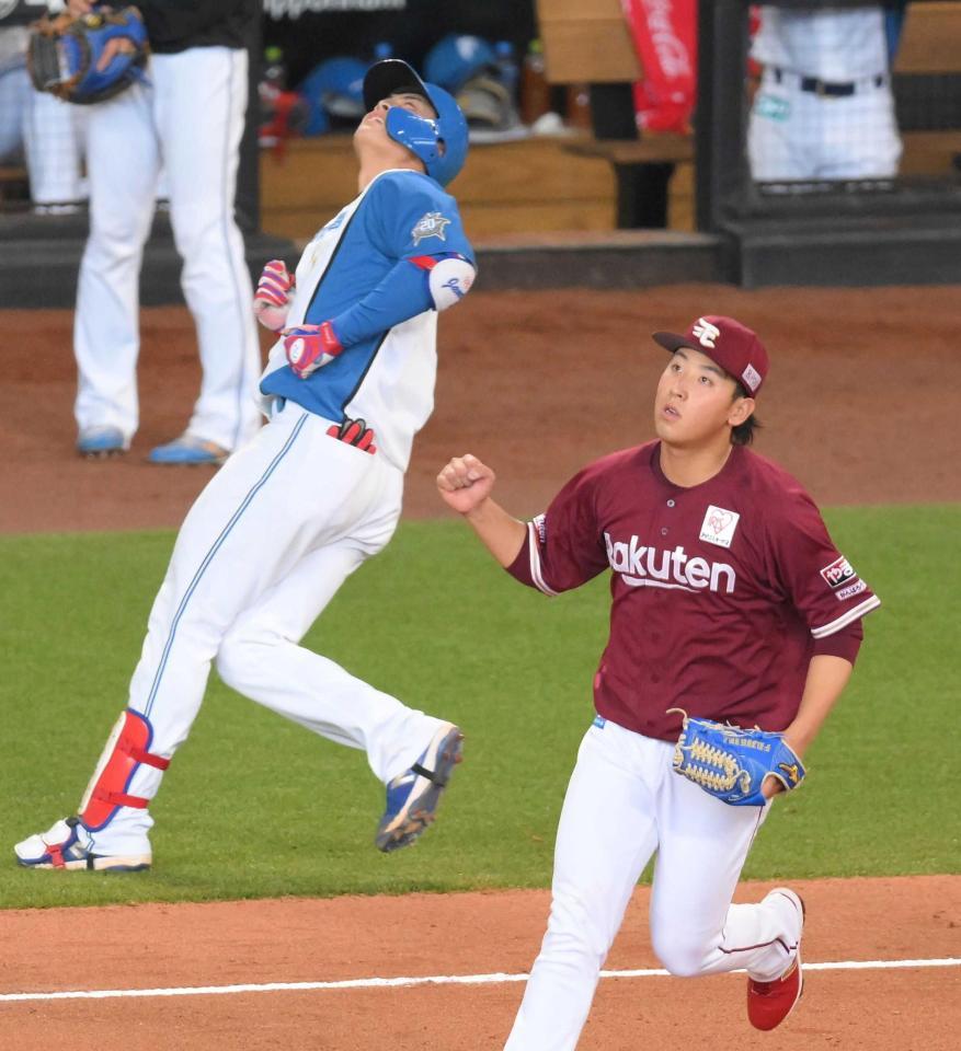 　３回、野村（左）を一ゴロに打ち取り、ガッツポーズする藤平（撮影・伊藤笙子）