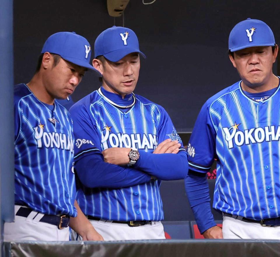 　ベンチでさえない表情の三浦監督（中央）