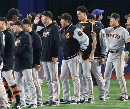 ＤｅＮＡに勝利しナインを迎える巨人の原監督（中央）。左隣は勝利投手の戸郷