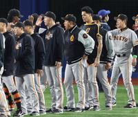 ＤｅＮＡに勝利しナインを迎える巨人の原監督（中央）。左隣は勝利投手の戸郷