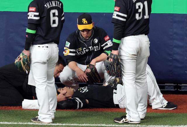 ソフトB・近藤がヒヤリ 左翼ファウル飛球追いフェンスにジャンプも着地で後頭部を打つ 担架用意もプレー続行 その後交代
