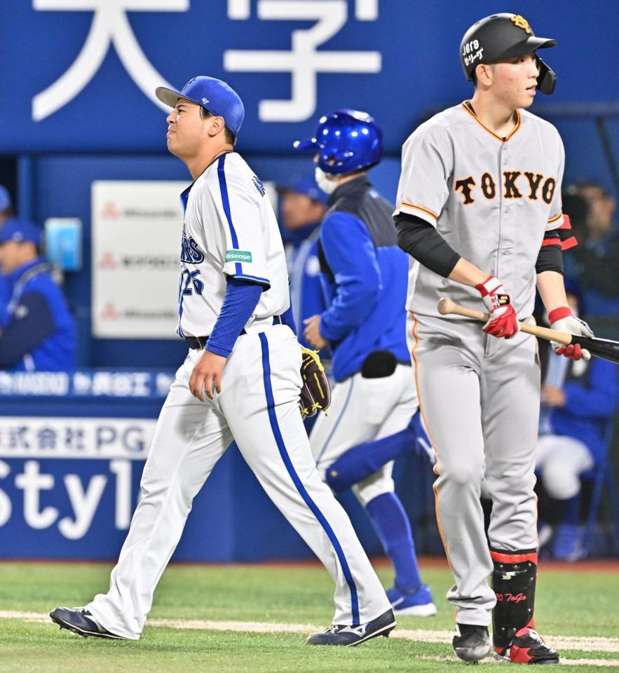 　４回、ブリンソンに２点二塁打を許し悔しそうな表情を見せる浜口。右は戸郷