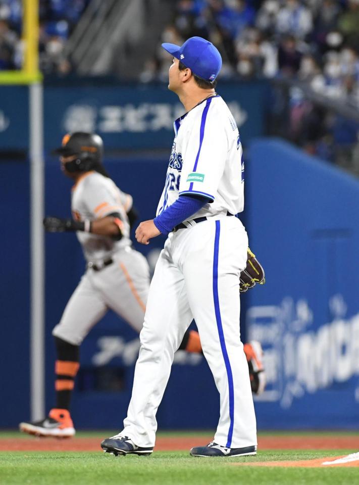 　３回、浜口はブリンソン（左）に先制本塁打を打たれる（撮影・佐藤厚）