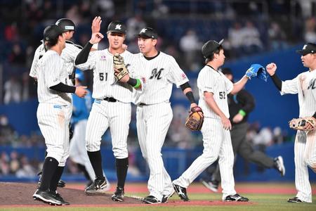 　本拠地開幕戦で今季初勝利を挙げタッチを交わす山口（５１）らロッテナイン（撮影・開出牧）