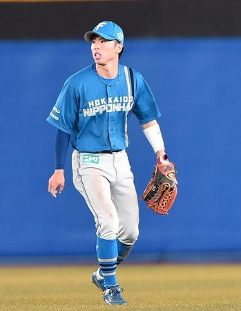 ６回、鈴木の二塁けん制悪送球を後逸し、二塁ランナーの生還を許しぼう然とする五十幡（撮影・開出牧）