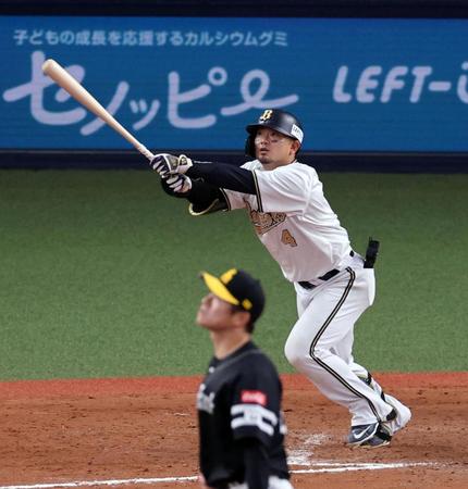 　９回、右越えにソロを放つ森（撮影・山口登）