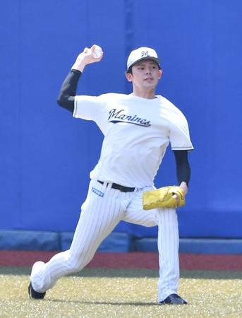 ６日の先発に向けキャッチボールで調整する佐々木朗（撮影・開出牧）