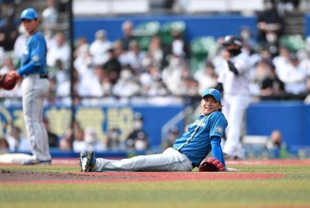 　１回、角中の打球をファンブルするも膝をついたまま一塁へ送球し投ゴロに打ち取り笑顔を見せる伊藤（撮影・開出牧）