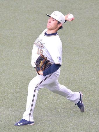 　キャッチボールで調整する山本（撮影・和田康志）