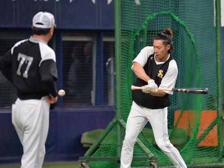 　トス打撃で汗を流す柳田（撮影・和田康志）