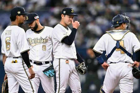 　４回途中４失点で降板するオリックス・黒木（右から２人目）＝京セラドーム