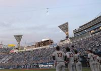 　ネット裏屋上からセンター上空までフライングする佐野