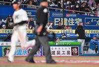 　６回、ダブルエラーで追加点を許しぼう然とする新庄監督（後方）ら日本ハムベンチ（撮影・開出牧）