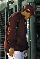 　９回、投手交代を告げ、ベンチに戻る石井監督