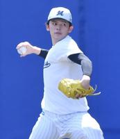 ６日の先発に向けキャッチボールで調整する佐々木朗（撮影・開出牧）