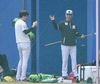 　試合前、外野で吉井監督（右）と語り合う佐々木朗（撮影・開出牧）