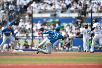 　１回、角中（右後方）の打球をファンブルするも膝をついたまま一塁へ送球し投ゴロに打ち取る伊藤（撮影・開出牧）