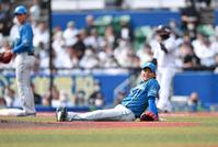 　１回、角中の打球をファンブルするも膝をついたまま一塁へ送球し投ゴロに打ち取り笑顔を見せる伊藤（撮影・開出牧）