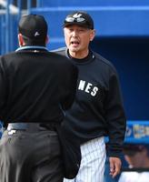 　７回、投手交代を告げる吉井監督（撮影・開出牧）