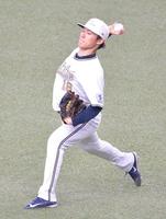 　キャッチボールで調整する山本（撮影・和田康志）