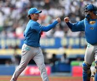 　５回、角中を三振に打ち取り宇佐見（右）とグータッチを交わす伊藤（撮影・開出牧）