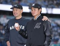 　プロ初勝利を挙げ吉井監督（左）から祝福される中森（撮影・開出牧）