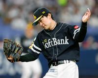 　４回、茶野を一直に仕留め、グラブをたたく和田