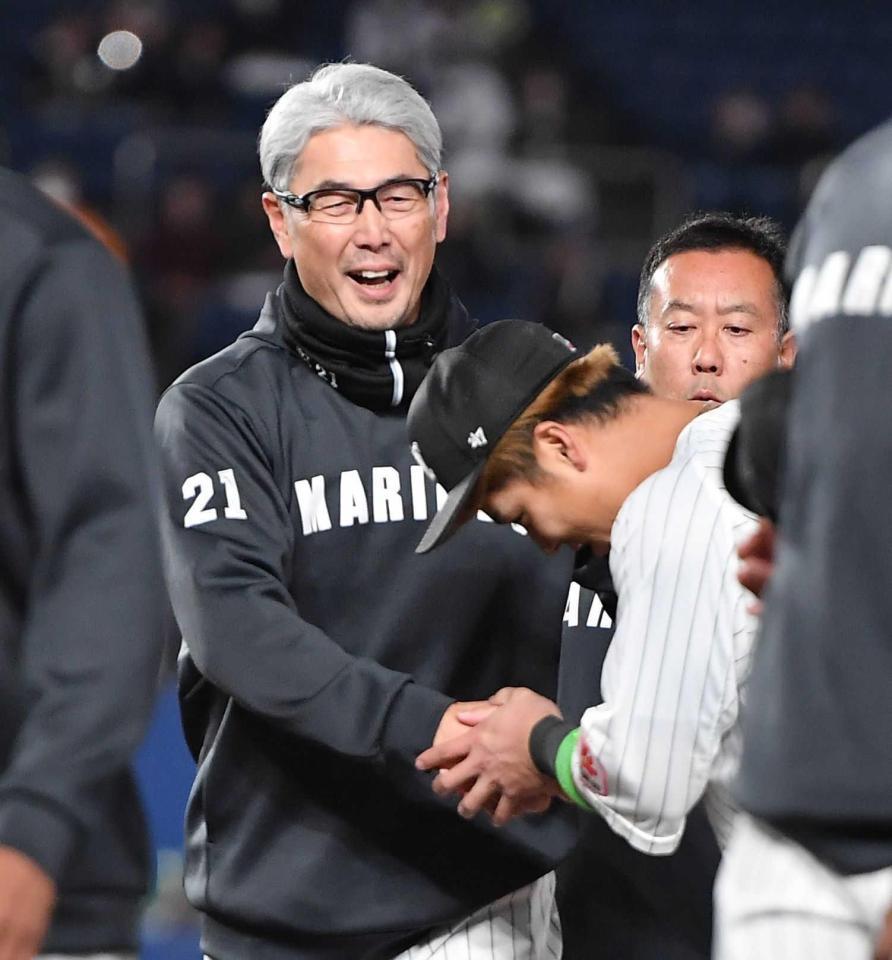 　初勝利を挙げた吉井監督は山口らナインと握手を交わす
