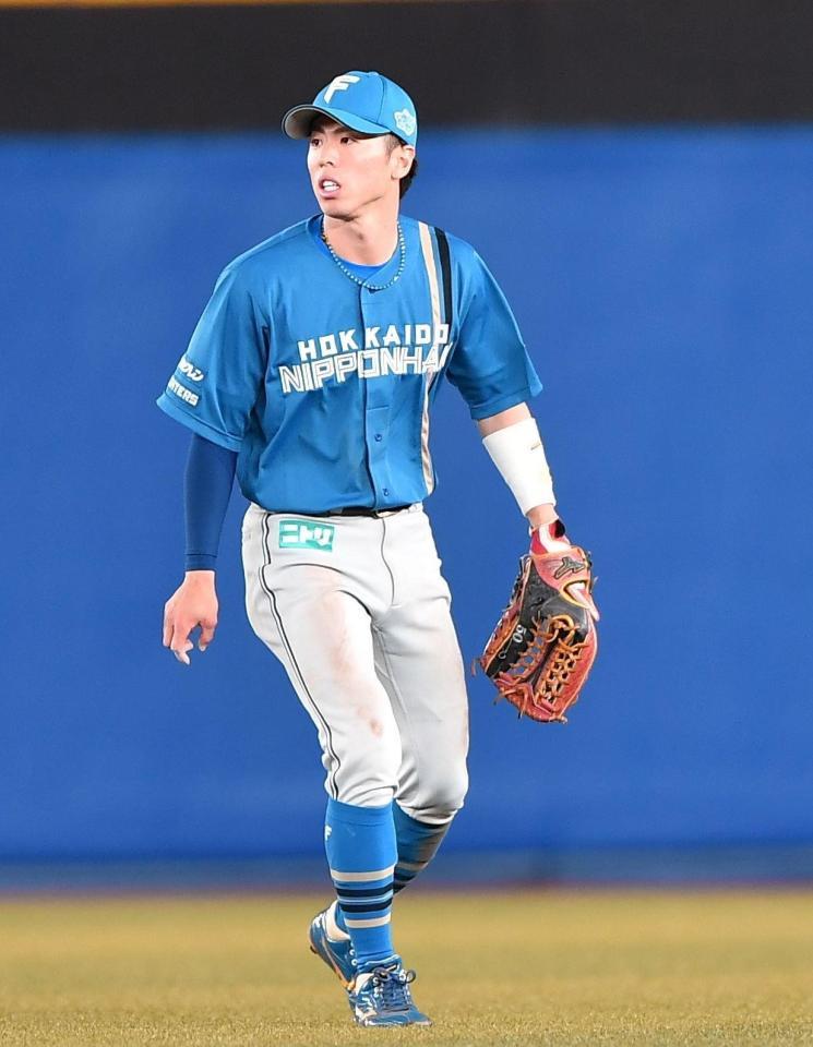 ６回、鈴木の二塁けん制悪送球を後逸し、二塁ランナーの生還を許しぼう然とする五十幡（撮影・開出牧）