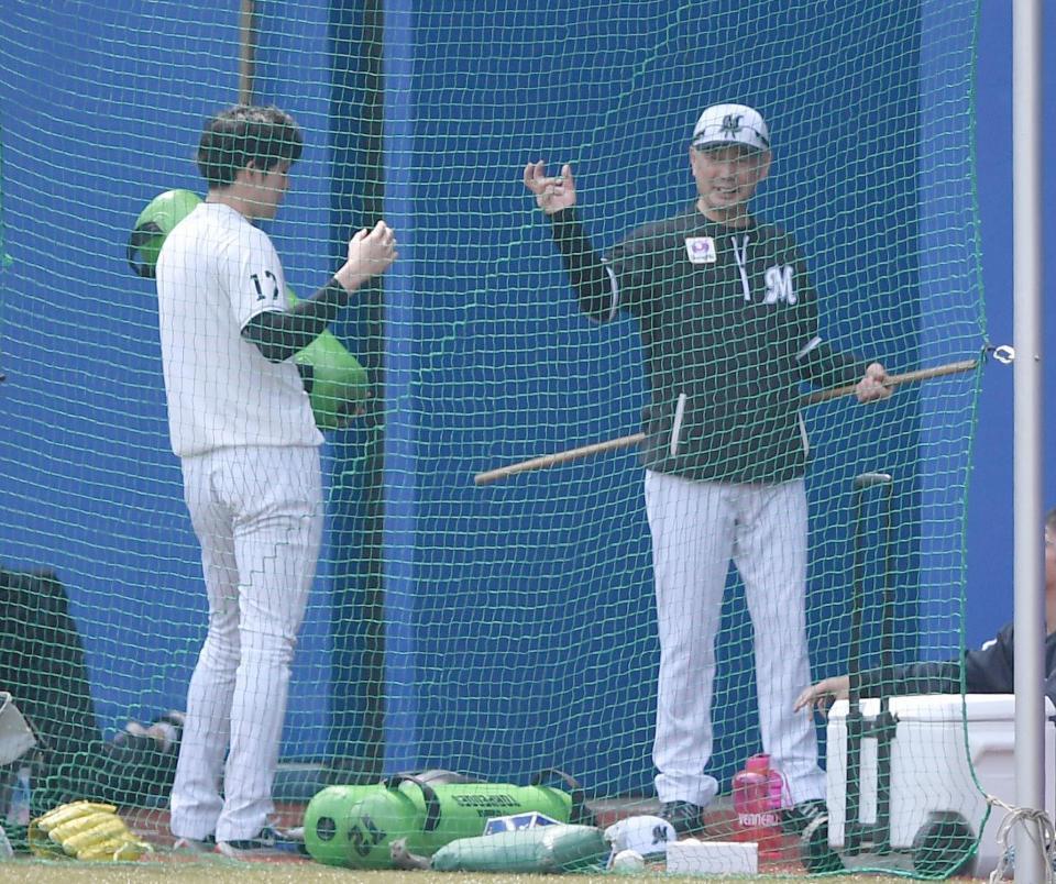 　試合前、外野で吉井監督（右）と語り合う佐々木朗（撮影・開出牧）