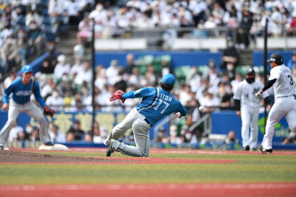 　１回、角中（右後方）の打球をファンブルするも膝をついたまま一塁へ送球し投ゴロに打ち取る伊藤（撮影・開出牧）