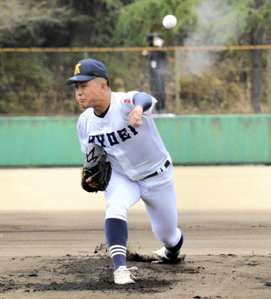 　力強い投球を見せた享栄・東松快征