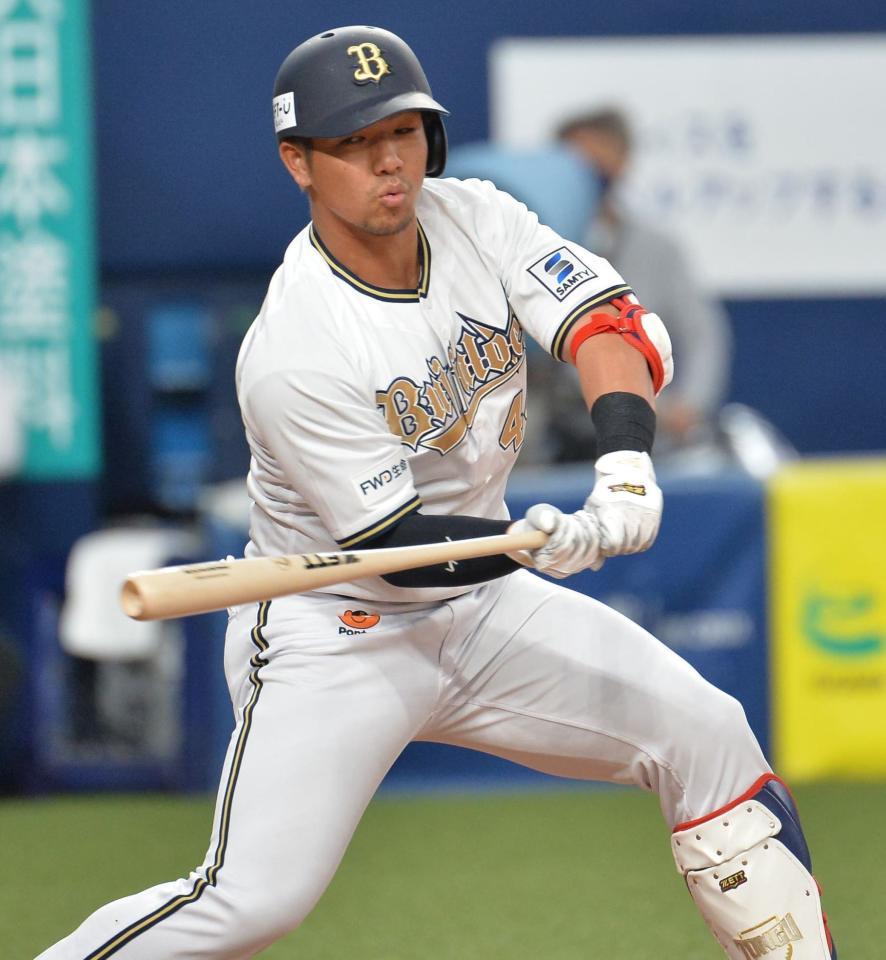 　８回、ハーフスイングを取られ空振り三振に倒れる頓宮（撮影・和田康志）