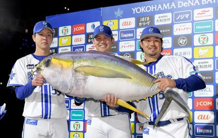 　マグロの模型を手にごきげんの（左から）平良、山崎、宮崎