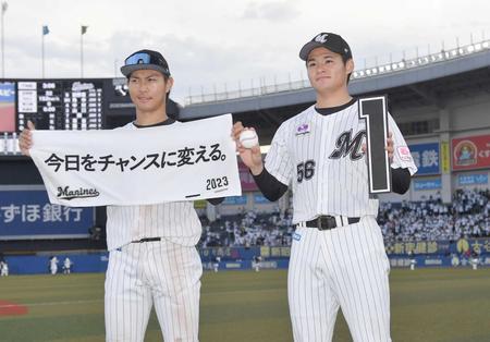 　プロ初勝利を挙げた中森（右）は藤原と並んでポーズを決める（撮影・開出牧）