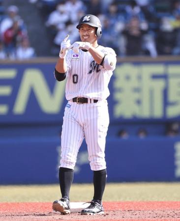 　５回、二塁打を放ったが塁上でベンチに交代のサインを出す荻野