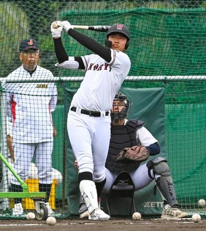 　打撃練習する広陵・真鍋。左は馬淵監督