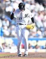 　５回、マルティネスを三振に仕留めガッツポーズを決める佐々木朗（撮影・開出牧）