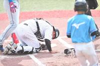 　１回、野村のファウルの打球が股間を直撃し悶絶する松川（撮影・開出牧）