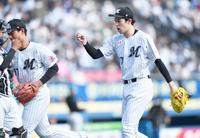 　６回１安打無失点１１奪三振の好投で降板し松川（左端）とグータッチを交わす佐々木朗（撮影・開出牧）