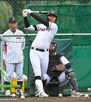 　打撃練習する広陵・真鍋。左は馬淵監督
