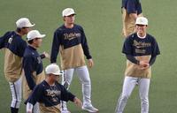 　１軍に合流した山本（右）＝撮影・和田康志