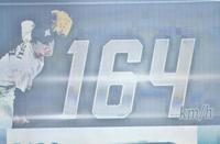 　初回、佐々木朗が記録した１６４キロを表示する電光掲示板（撮影・開出牧）