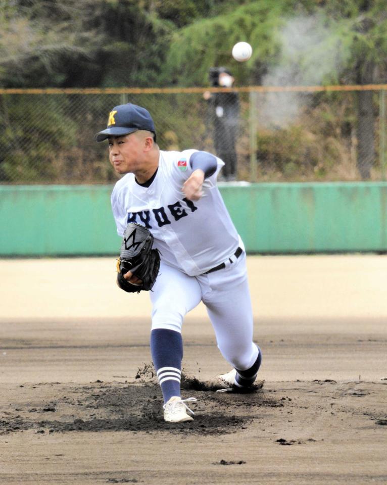 　力強い投球を見せた享栄・東松快征