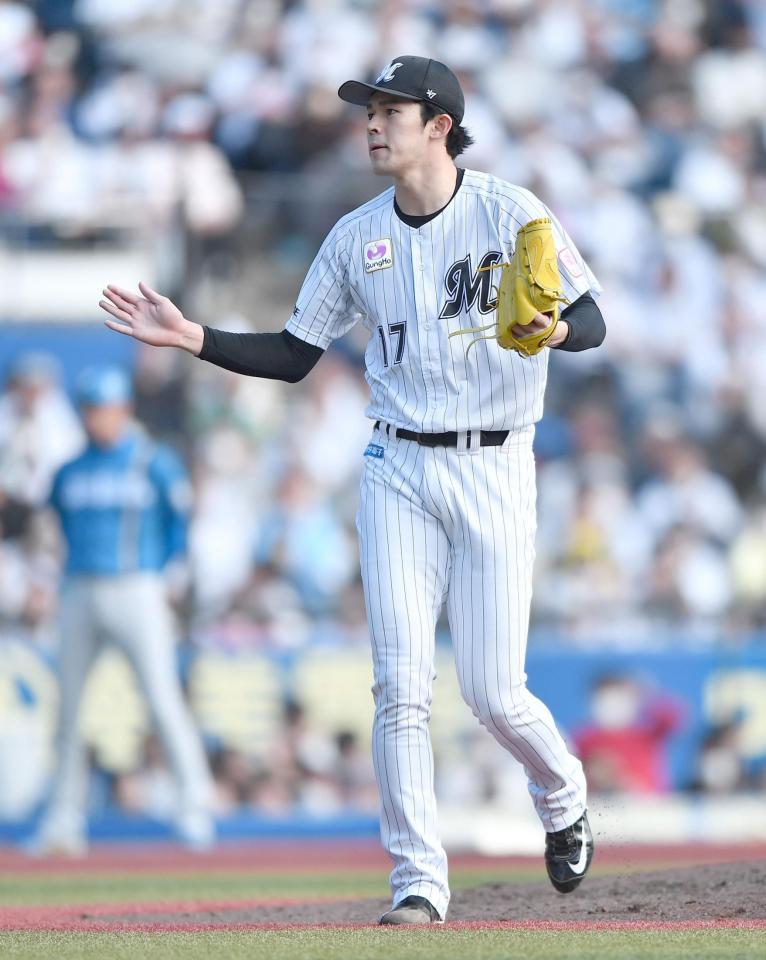 　６回、五十幡から１１個目の三振を奪いグラブをたたく佐々木朗（撮影・開出牧）