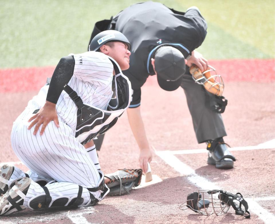 　１回、野村のファウルの打球が股間を直撃し悶絶する松川（撮影・開出牧）