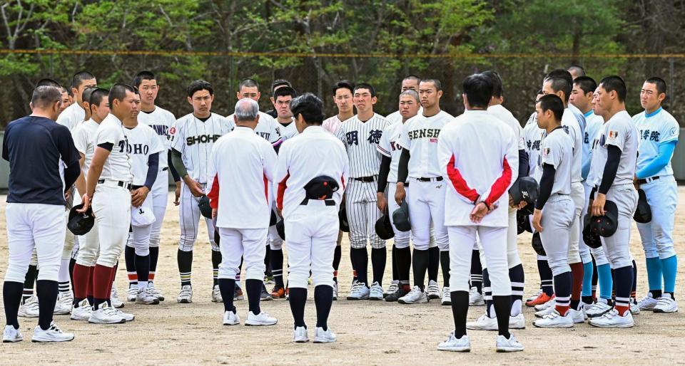 　強化合宿の最終日を終え、集合する選手たち