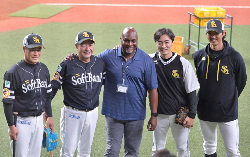 　元ダイエーのペドロ・バルデス氏（中央）と記念撮影する（左から）村松外野守備走塁コーチ、森ヘッドコーチ、和田、斉藤投手コーチ（撮影・和田康志）